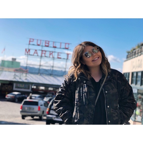 Meet your Posher, Kaylee - Picture 1 of 1